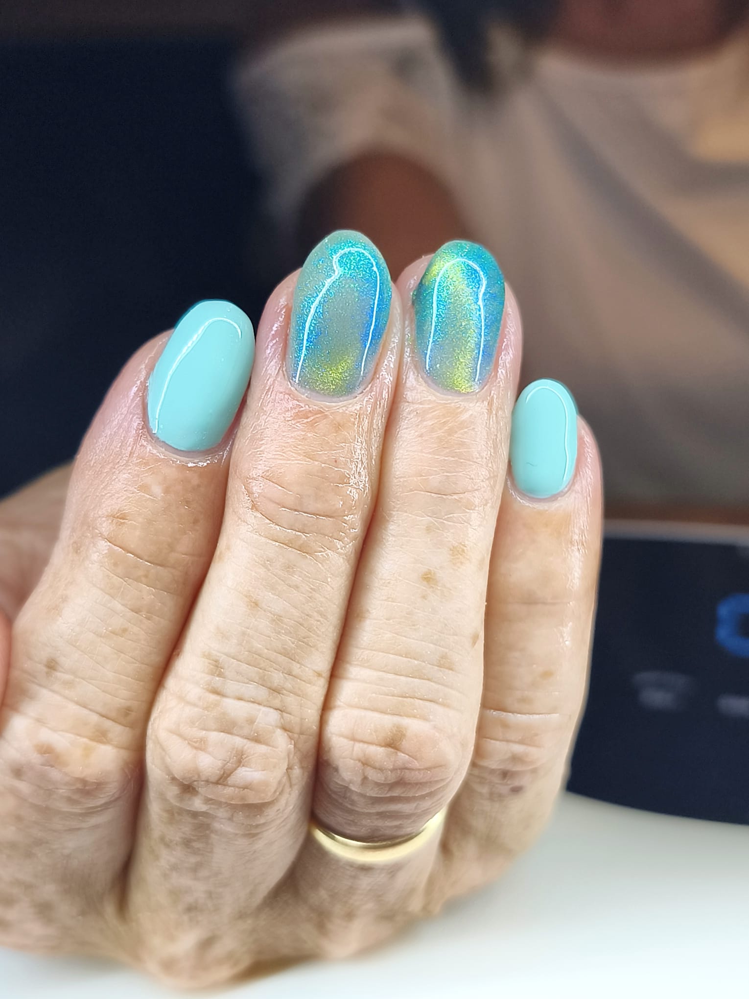 Mintblauwe gellak met holografische cat eye – Sara's Biab Bar